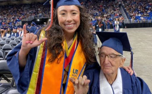 Un abuelo y su nieta se graduaron en el mismo día