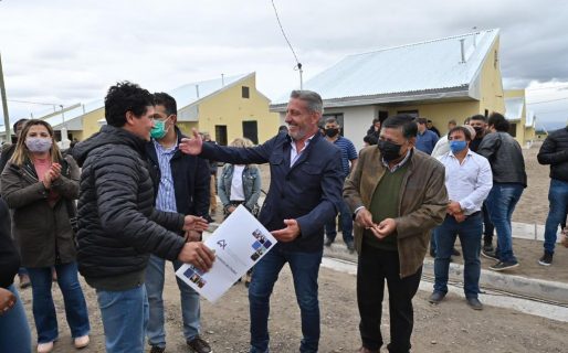 Trabajadores petroleros recibieron 32 viviendas en Sarmiento