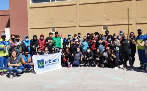 Urbana y alumnos de la Escuela Nº 732 limpiaron el patio de la institución
