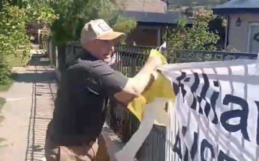 El diputado Rafael Williams enfrentó a manifestantes que lo escrachaban