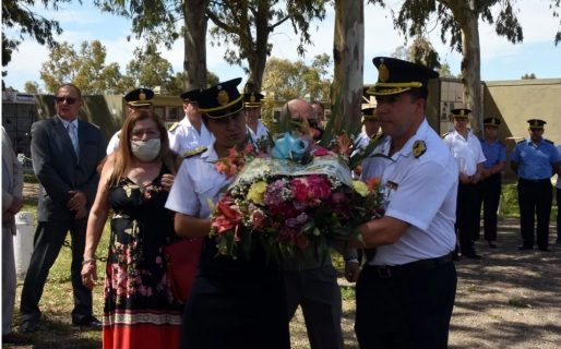 Con una ofrenda floral conmemoraron el Día de la Policía del Chubut en Comodoro