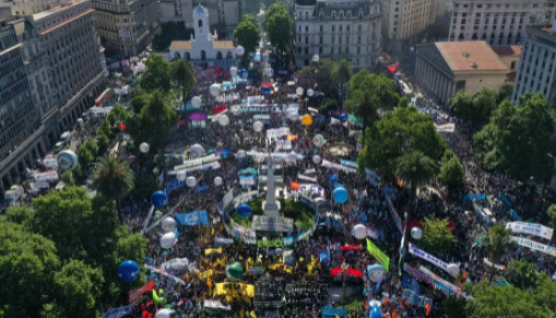 Día de la Democracia: con un fuerte operativo de seguridad y la presencia de agrupaciones, comenzó la jornada