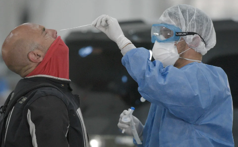 Otra fuerte suba de contagios: confirmaron 13.456 nuevos casos de COVID-19, la cifra más alta en casi 5 meses