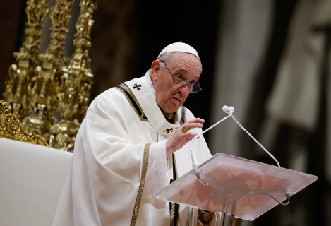 El papa Francisco presidió la misa de Gallo en la basílica de San Pedro con aforo reducido y pidió recordar a los pobres: “Jesús los ama”