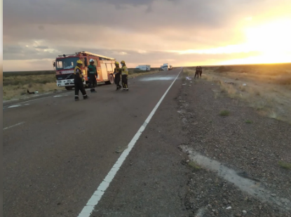 La mujer que murió en el accidente perdió el control del auto al cruzarse al camión y lo chocó