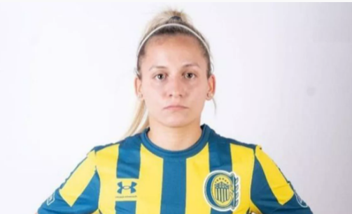 Una jugadora de fútbol denunció que la echaron de su club por besar a una compañera