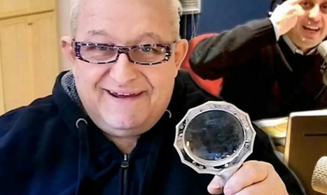 Célebre antivacuna de la radio italiana que se jactaba de ir sin mascarilla al supermercado murió por covid