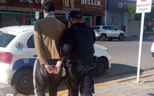 Denunció a su ex por violencia y terminó detenida con él y su actual pareja