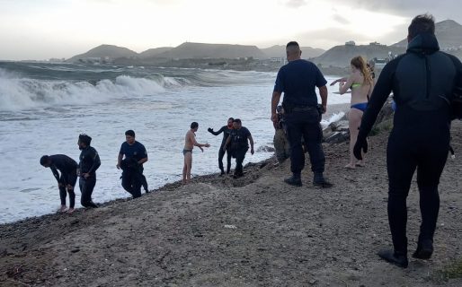 Tensión en el mar: dos hombres quedaron atrapados por la fuerte marejada y fueron socorridos