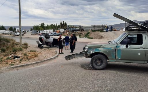 Choque produjo el vuelco de uno de los autos involucrados