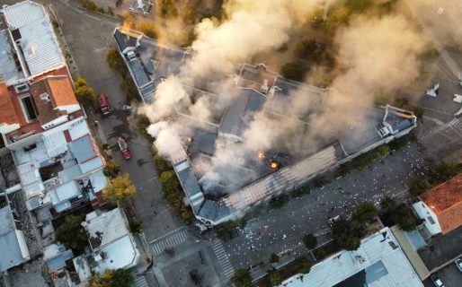 El fuego tomó al menos el 70% de la Casa de Gobierno
