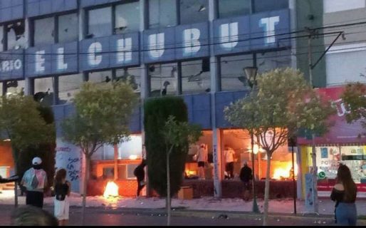 Atentado antiminero al diario El Chubut: saquearon e incendiaron la sede del medio
