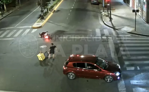 VIDEO: Un motociclista cruzó en rojo, chocó a un auto y ligó una golpiza por parte del conductor