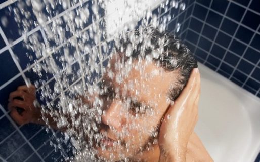 La Universidad de Harvard reveló los efectos adversos de bañarse todos los días