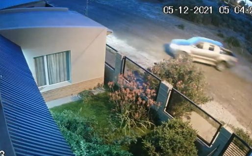 Chocó contra una casa con la camioneta y escapó