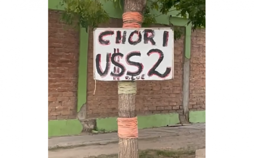 “Chori a dos dólares”, la historia del parrillero que se hartó de cambiar los precios y se volvió viral