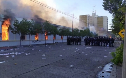 El Consejo Policial pidió la renuncia del ministro Das Neves por los incendios en edificios públicos y 60 policías heridos