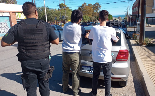 Los paró la policía y escondió la cocaína entre sus piernas