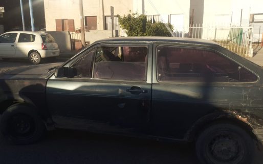 Tres sujetos circulaban en un auto sin papeles y uno de ellos tenía un inhibidor