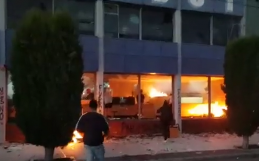 Había periodistas en el edificio cuando manifestantes antimineros irrumpieron para incendiarlo