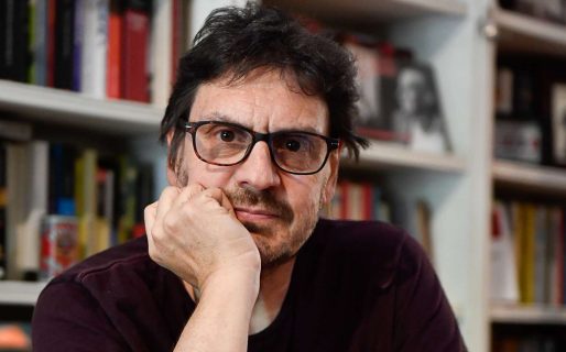 Le quiso pedir al jardinero que le corte el césped, pero por error le mandó el mensaje a Felipe Pigna