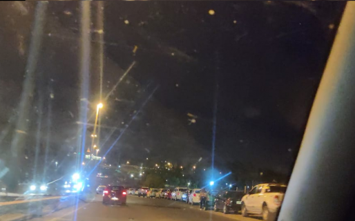Colapsó el centro y la fila de autos estacionados en la banquina de la Ruta 3 llega hasta el Chalet