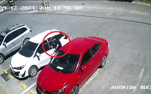 Quedó filmado como robaron un celular de un auto utilizando un inhibidor