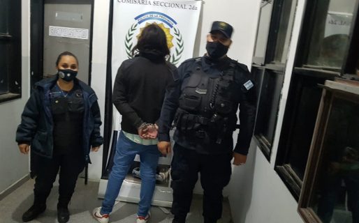 Detienen a un sujeto por romper el vidrio de una camioneta y robar un set matero