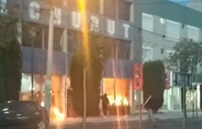 Fuertísimo repudio nacional al ataque incendiario de antimineros contra el diario El Chubut