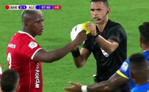 Le sacó tarjeta amarilla a su rival y el árbitro no hizo nada