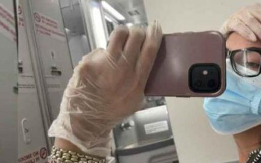 Video: se hizo un autotest de Covid-19 arriba de un avión, dio positivo y se aisló en el baño