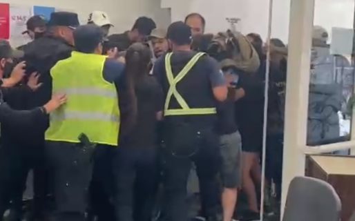 Dos mujeres policías, heridas por los vidrios en el forcejeo para entrar al Concejo