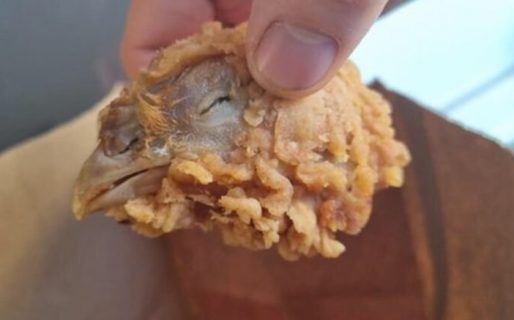Pidió alitas de pollo y le dieron una cabeza de gallina frita: «Sigue siendo pollo», le respondieron