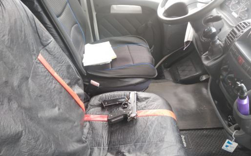 Salió corriendo cuando vio la pistola de un policía al que había amenazado