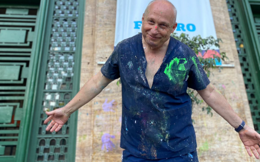 Es físico, especialista en sistemas, docente y se recibió de médico a sus 64 años