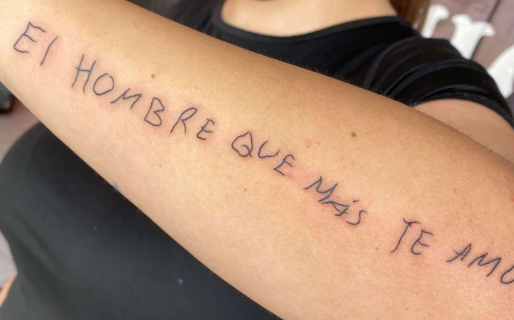 Se tatuó el último mensaje que le escribió su papá antes de morir y arrancó más de una lágrima