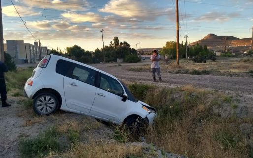 Rotonda de km. 5: Perdió el control y terminó en una zanja