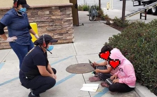 Dos niñas usan el WiFi de un restaurante para poder estudiar