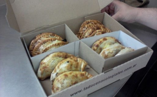 Pidió por internet un accesorio para su computadora y le llegó en una caja de empanadas