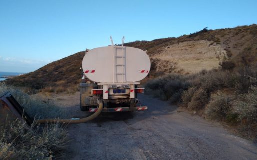 El gobierno provincial envió camiones cisterna para asegurar la provisión de agua en Puerto Pirámides