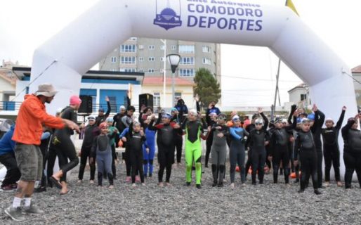 “Nadadores del Golfo” realizó la travesía infanto-juvenil en aguas abiertas en la costanera