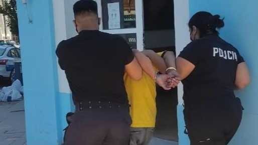 Robo, piñas y un detenido en un comercio de la avenida Yrigoyen