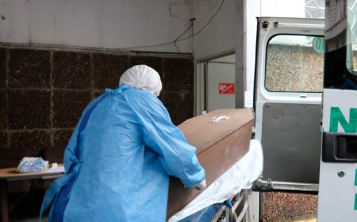 Denunciaron a un sanatorio por olores nauseabundos y encontraron 7 cadáveres en descomposición