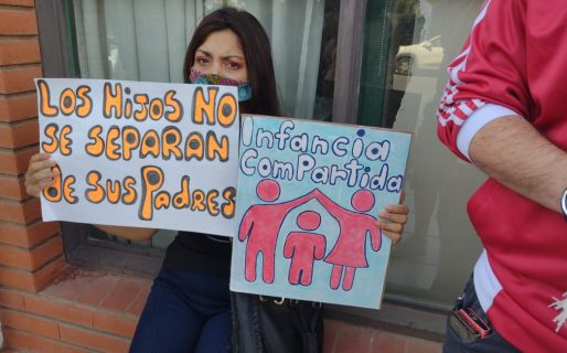 Padres y madres se manifestaron en el Juzgado de Familia para ver a sus hijos