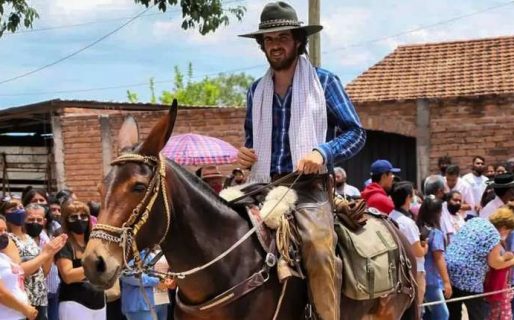 Un hombre viajó 8 mil KM en mula para ir al festival de Jesús María: pasó por cinco países