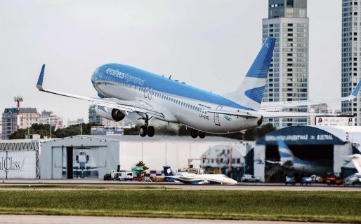 Pasajeros denunciaron que les robaron 4 mil dólares en un vuelo de Aerolíneas Argentinas a Miami