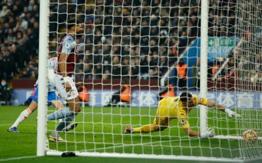 Show de Dibu Martínez :  blooper en el primer gol y el alocado  festejo con los hinchas