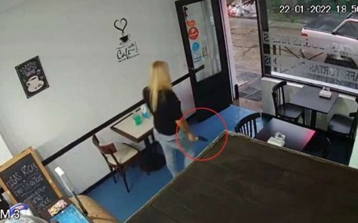 La dueña de una confitería corrió con una cuchilla a dos ladrones armados