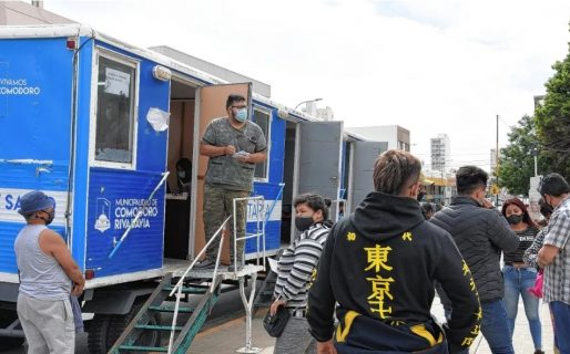 Ayer hubo largas filas para recibir la vacuna contra el covid en algunos vacunatorios