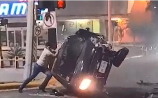 Un hombre enderezó el auto con sus propias manos después de volcar